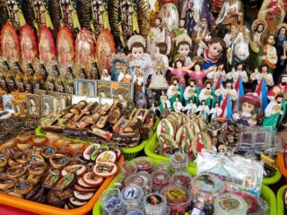 Trinkets along the road to La Villa